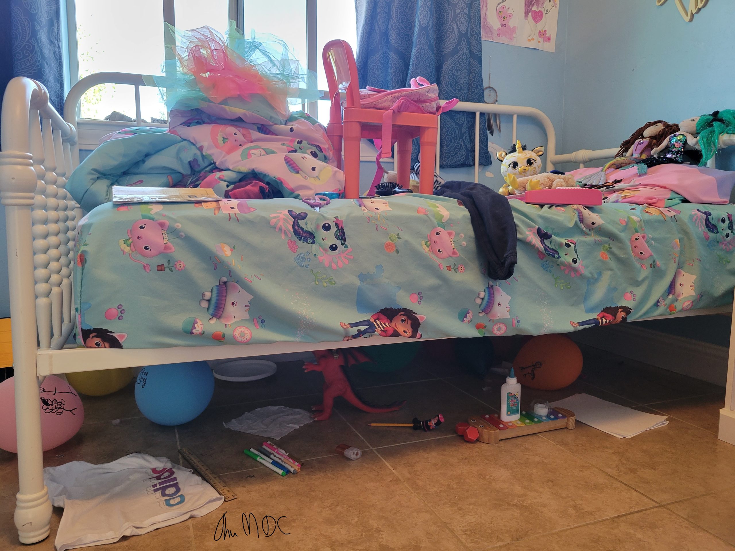 On: chair, mermaids, blanket, pillow, unicorn, pants, backpack, brush, scissors, skirt Below: balloon, t-shirt, markers, sharpener, glue, xylophone, paper, pen, ruler, freesbee